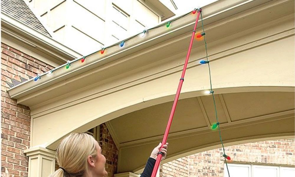 How to Hang Christmas Lights on Gutters